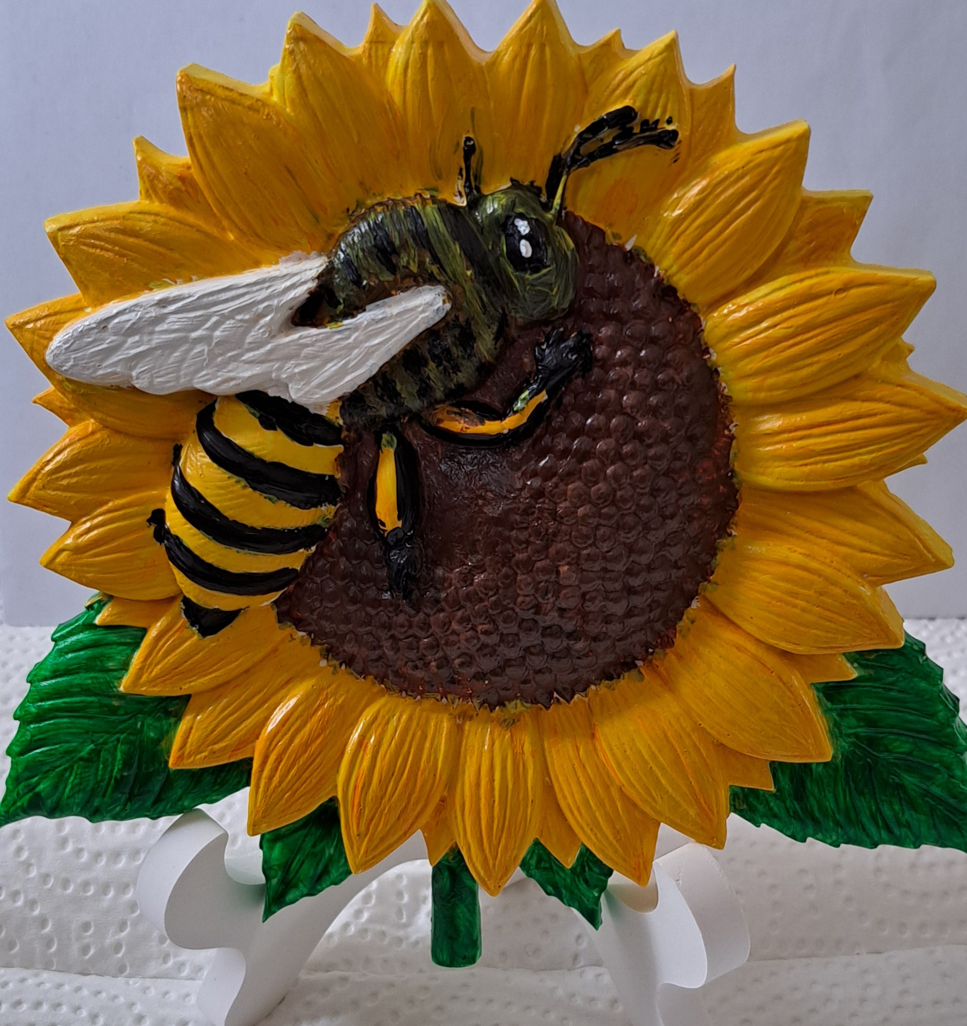 Handbemalter Wandteller „Sonnenblume mit Biene“ – farbenfrohe Deko-Skulptur auf Ständer, Unikat aus hochwertigem Raysin