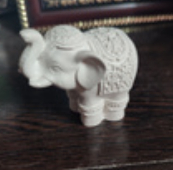 Kleiner Elefant mit Schmuckdecke Skulptur