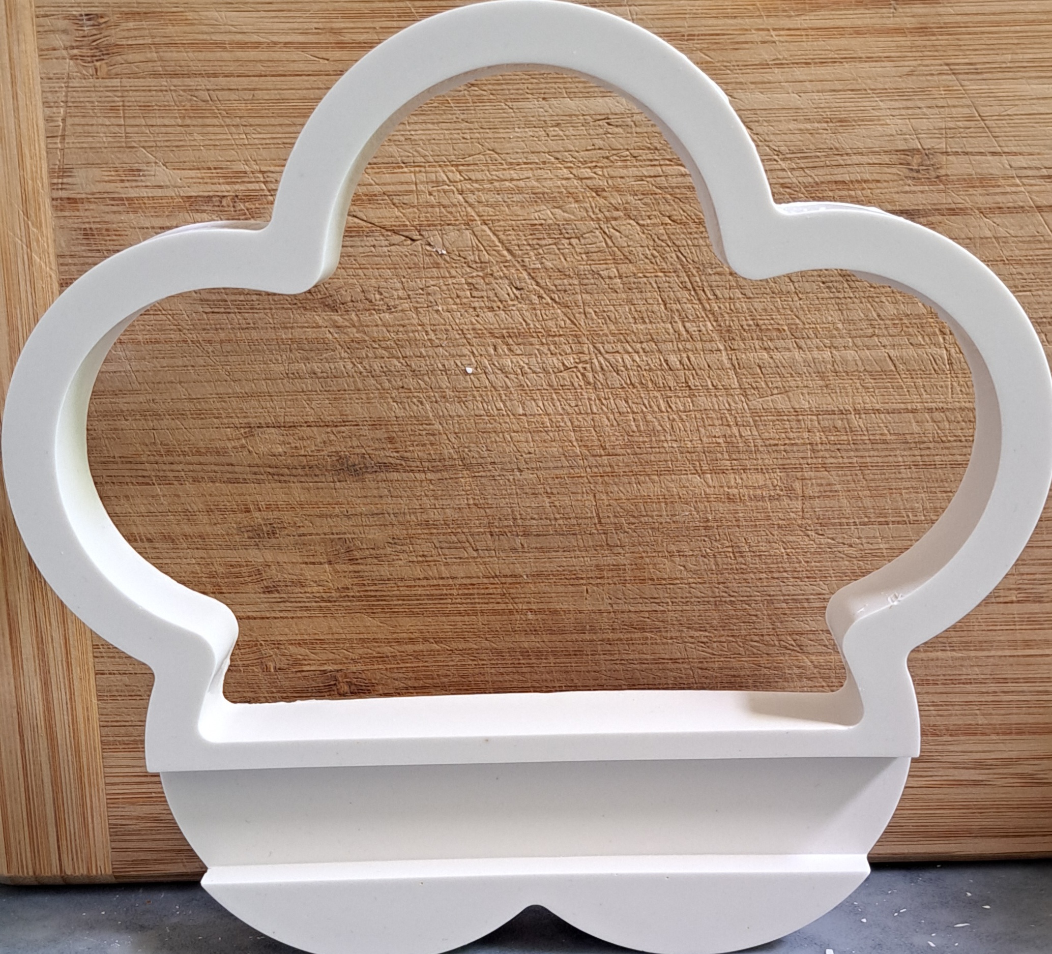 Blumenförmiger Dekoring „Loop“ aus Raysin – kombinierbar mit Klötzchen aus Acryl, Holz oder Raysin