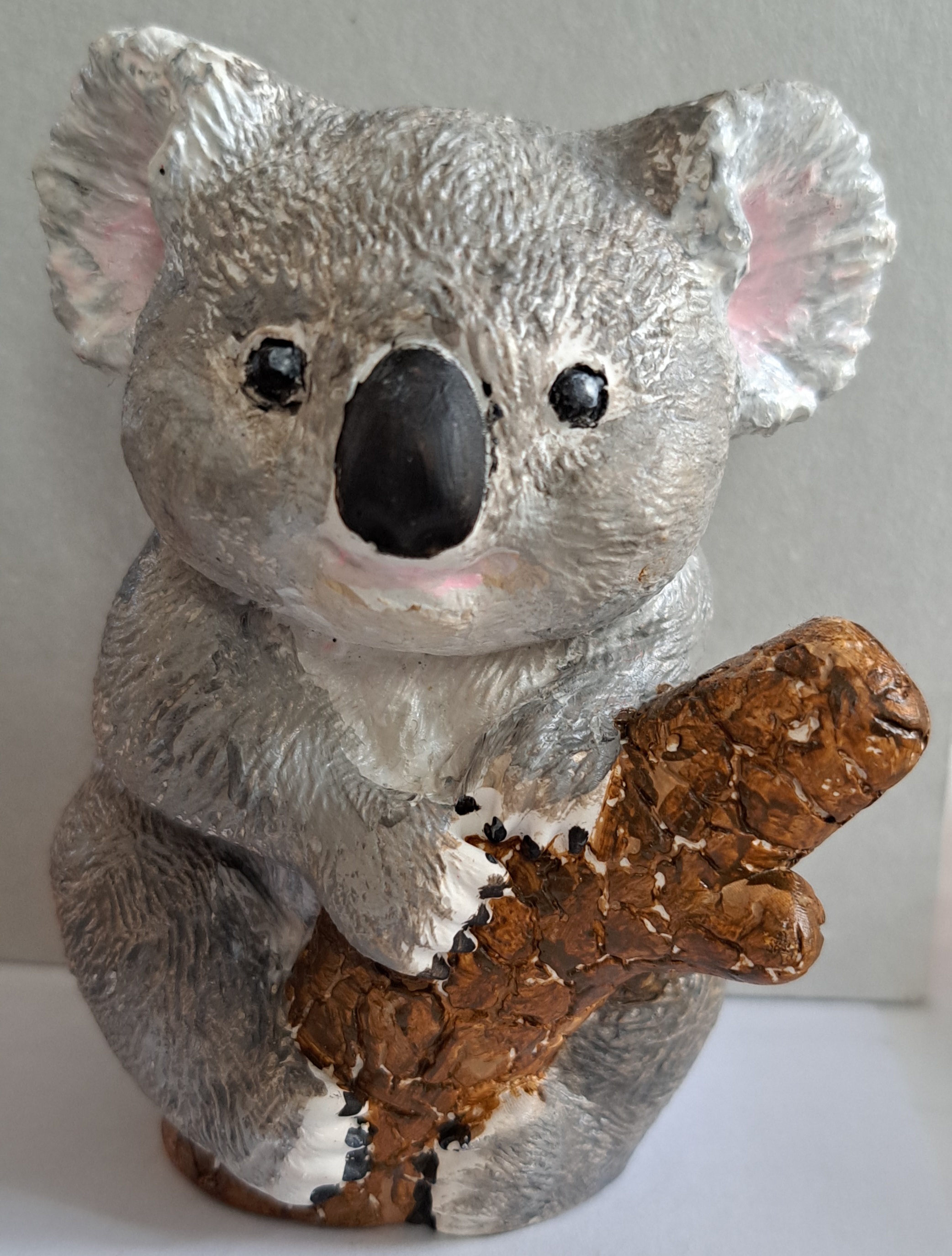 Zauberhafter Koala auf Ast – handbemalte Deko-Skulptur aus Raysin, liebevolle Handarbeit & einzigartiges Geschenk