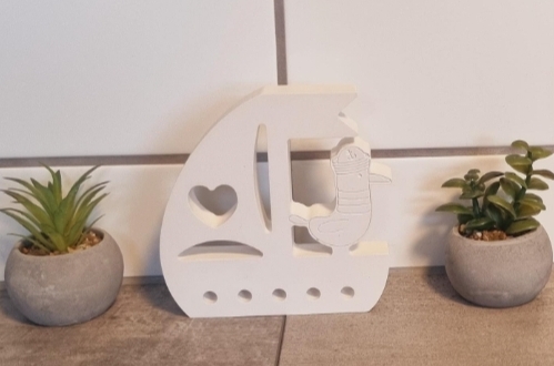 Segelboot mit Möwe