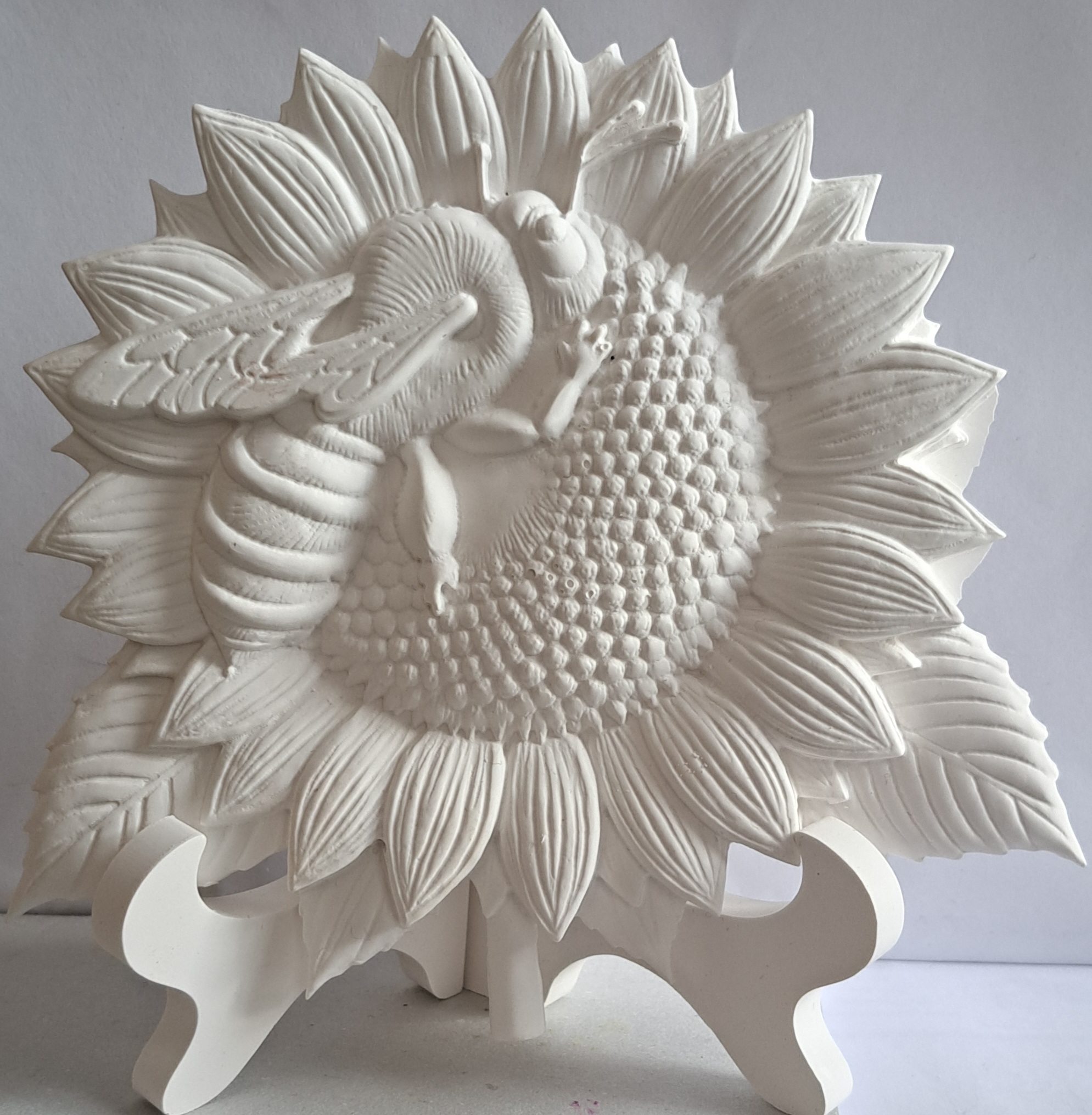 Wandteller „Sonnenblume mit Biene“ weiß – Deko-Skulptur auf Ständer, handgefertigtes Unikat aus hochwertigem Raysin