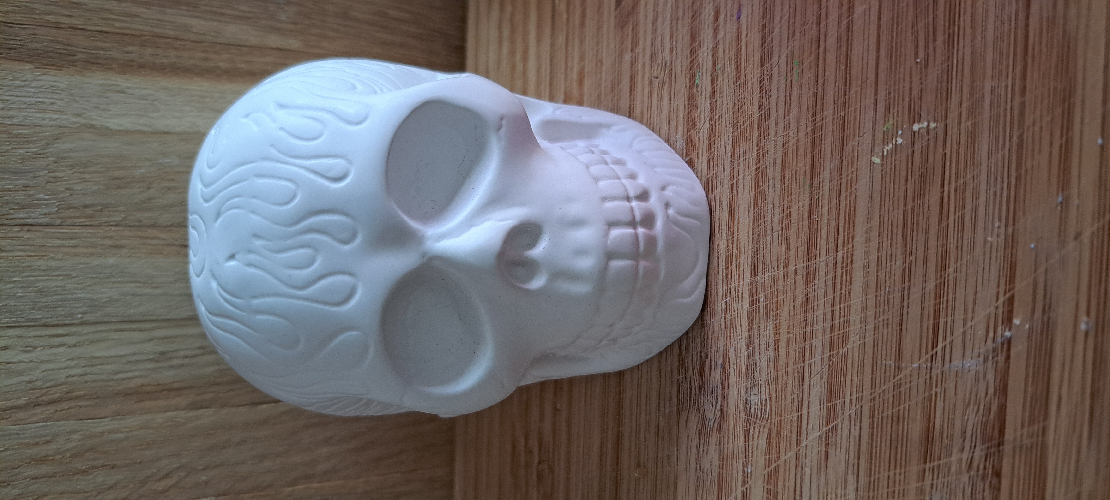 3D Schädel mit Flammenmuster