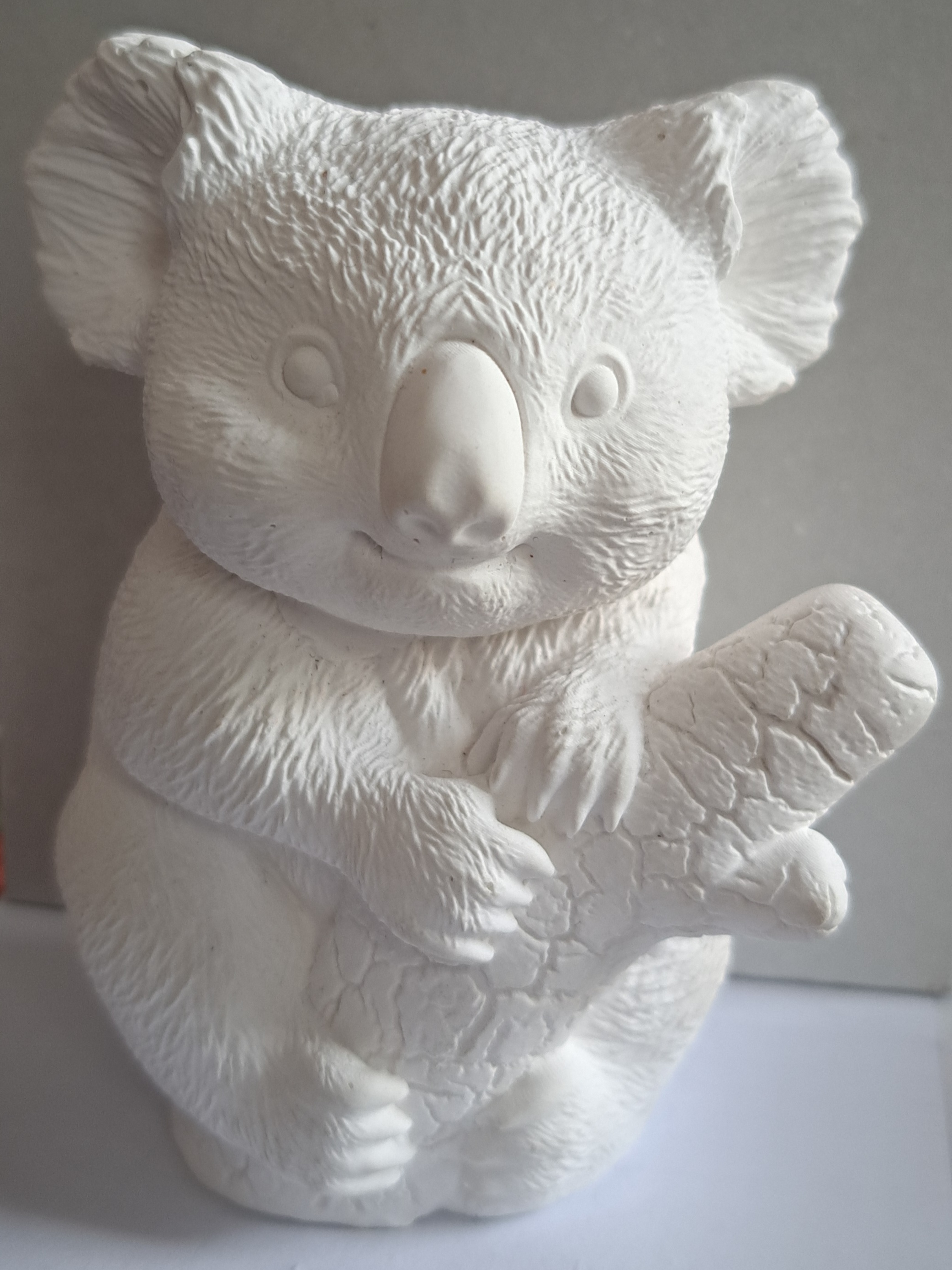 Koala auf Ast – weiße Deko-Skulptur aus Raysin, handgefertigtes Unikat & liebevolle Geschenkidee