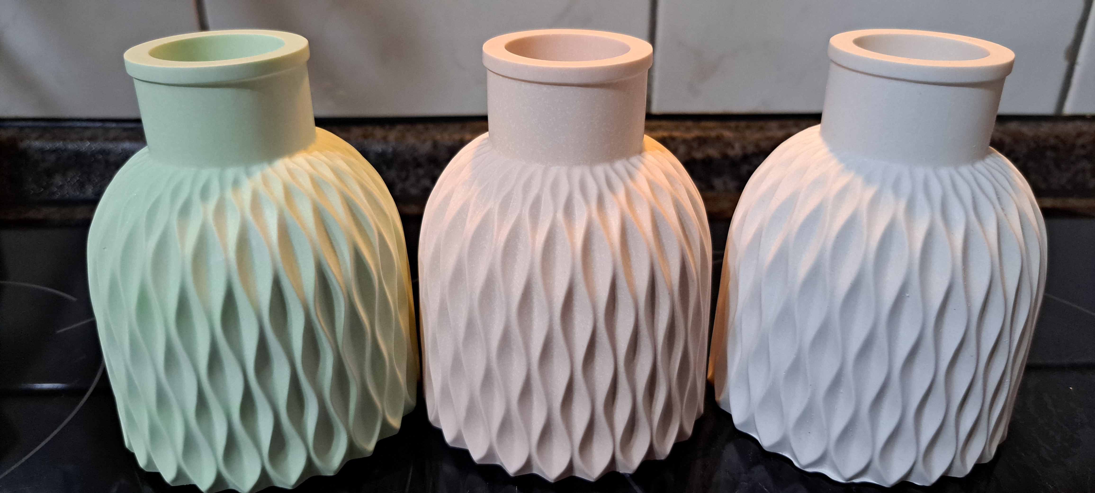 Vase mit Wellenmuster für Trockenblumen