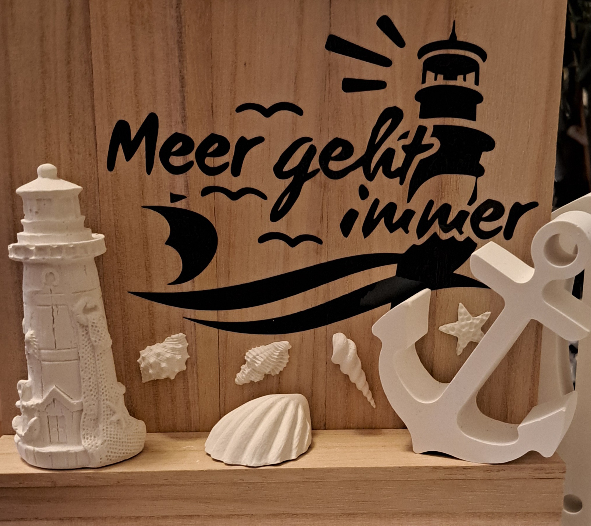 Maritimer Holzaufsteller mit Leuchtturm, Anker und Muscheln, mit Aufschrift "Meer geht immer"